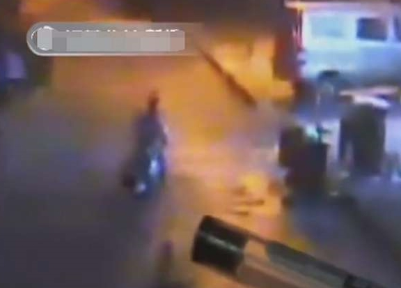 豪爽男子到饭店点一桌好菜，借电动车后却失联，老板无奈报警求助